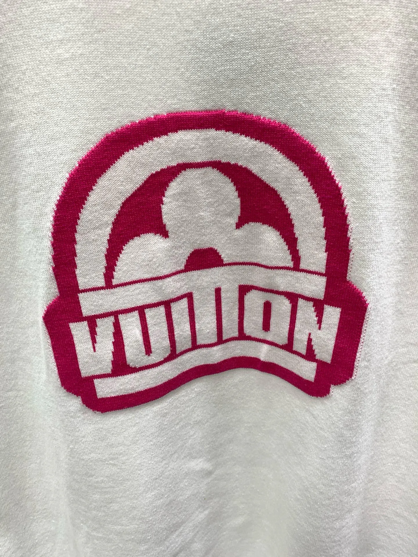 🅿️290 🀄️ louis vuitton* Louis Vuitton lv cherry blossom pink four-leaf clover printed short-sleeved T-shirt New intarsia short-sleeved round neck knitted T-shirt This cotton T-shirt uses jacquard technology on the front. The LU logo letters and monogram floral pattern are depicted on the chest. The back panel is simple and generous. The upper body is fresh and elegant. It is exclusively customized from the original board. 260g 32-count double yarn pure cotton fabric. The texture is very soft and comfortable. 100% different top fabrics in the market (does not shrink or deform) with 320g 1x1 thread (fabric threads are dyed in the same vat, no color difference, not easy to deform) original customization, collar label, wash mark, hang tag, packaging (perfect details) os dropped shoulder loose version, spring and summer latest brick cabinet synchronization, same style for men and women